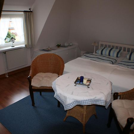 Ferienwohnungen Im Hotel Garni Zur Post Utersum Pokój zdjęcie