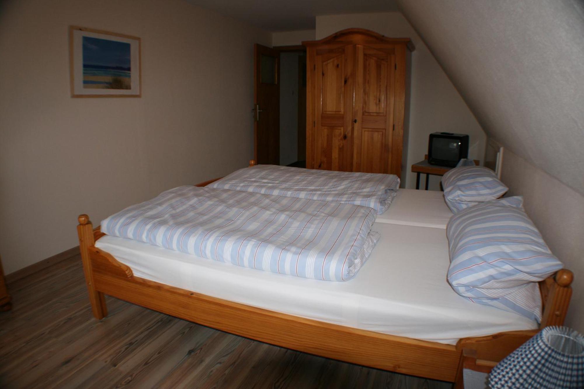 Ferienwohnungen Im Hotel Garni Zur Post Utersum Pokój zdjęcie