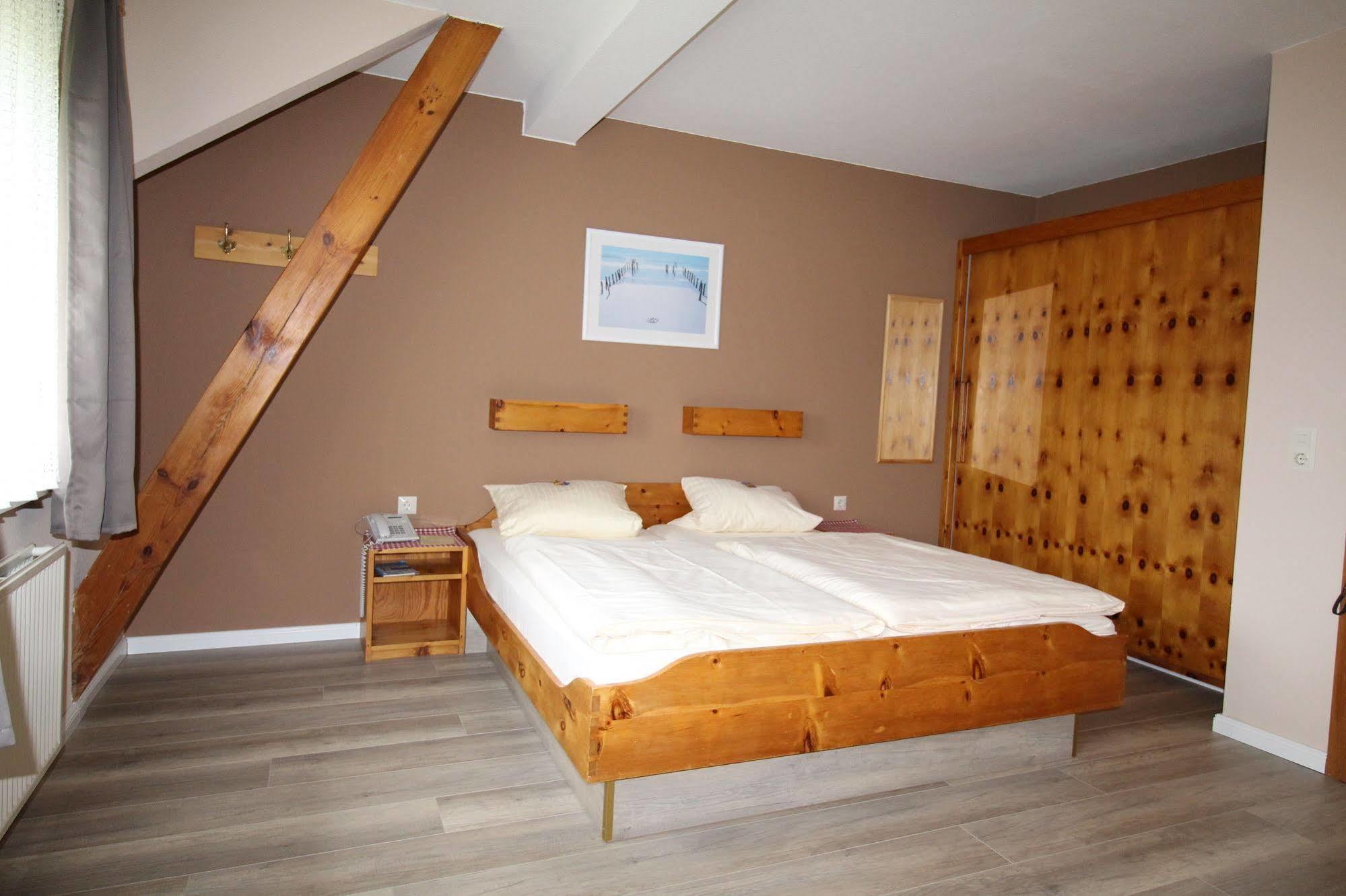 Ferienwohnungen Im Hotel Garni Zur Post Utersum Zewnętrze zdjęcie